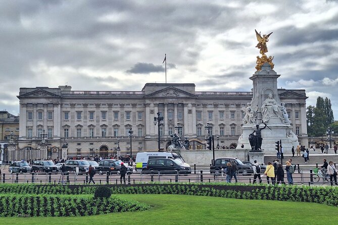 2 Hour Walking Tour from Buckingham Palace to Big Ben - Memorials, statues, and the story behind the Mall