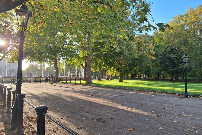 2 Hour Walking Tour from Buckingham Palace to Big Ben - What the guide adds to the experience