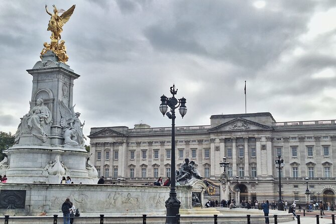2 Hour Walking Tour from Buckingham Palace to Big Ben - Clarence House, St. James’s Palace, and royal history