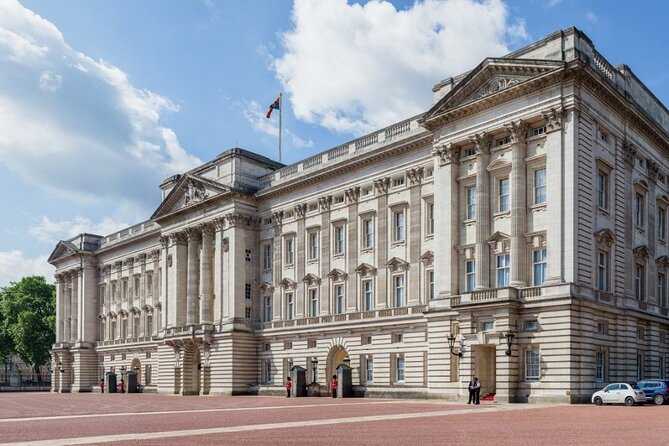 4-Hour Private Guided Tour of London on a Classic Itinerary - Trafalgar Square, London’s Great Public Stage