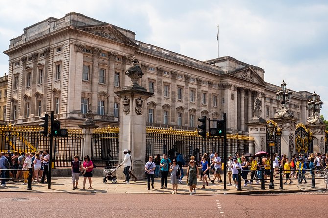 7 Day Tour Exploring England and Scotland starting from London - Edinburgh combines a castle and royal residences