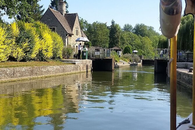 Afternoon Tea Sightseeing River Cruise in Oxford - Passing through Iffley Lock