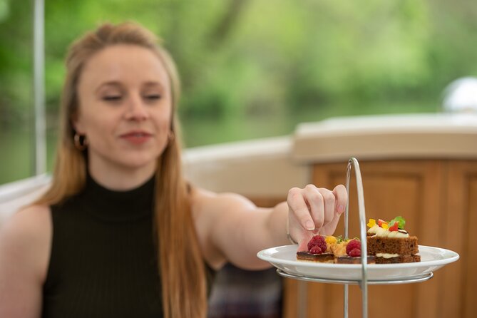 Afternoon Tea Sightseeing River Cruise in Oxford - University boathouses, punts, and Oxford at play