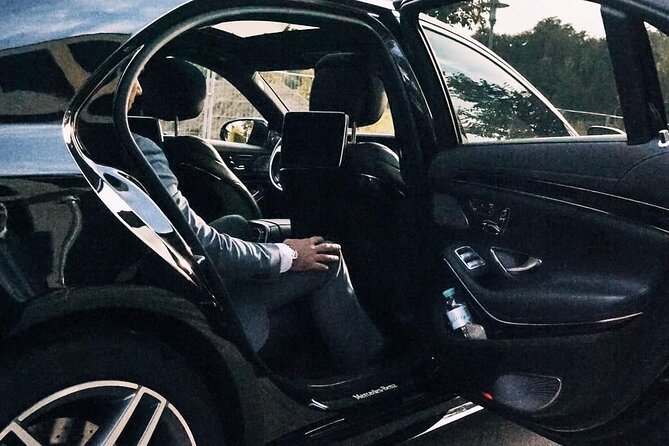Arrival Transfer: London Airport LHR to London by Business Car - The strongest use case: luggage and family arrivals