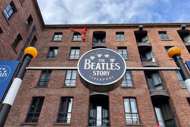 Beatles Guided Walking Tour in Liverpool - Five minutes with the Eleanor Rigby statue