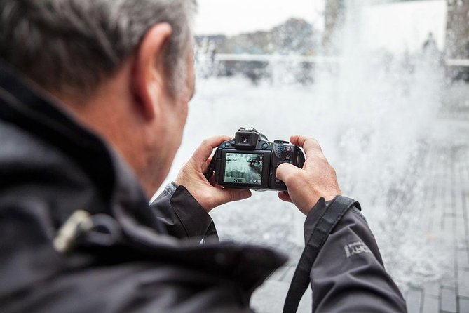 Beginners Photography Course - Small Group Workshop - City Hall and More London: learning the controls on location