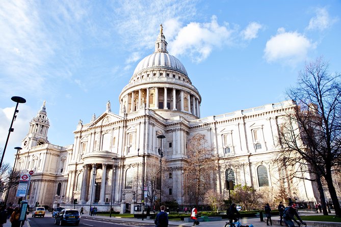 Black Taxi Tour of London: Classic Sightseeing Bespoke & Fun - The guide can change the whole experience