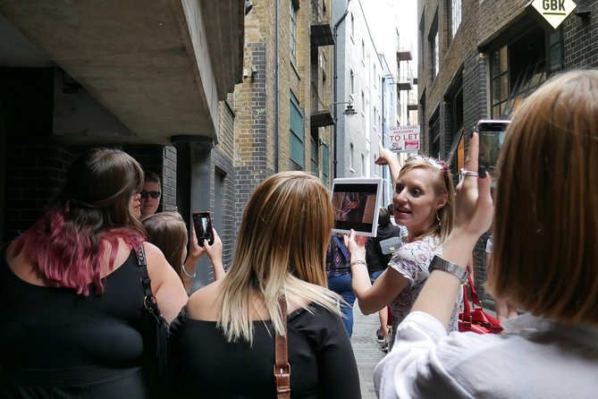 Bridget Jones Walking Tour of Locations - Catherine and the guide-led experience