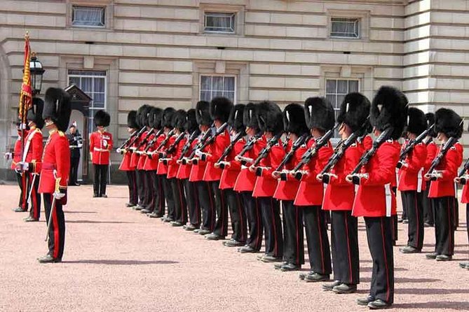 British Royalty walking tour including The Changing Of The Guard! - Royal parks between the palaces