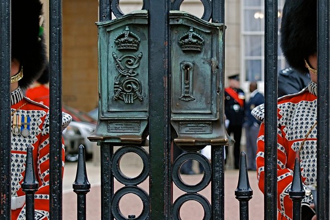Buckingham Palace and Vintage Bus Tour of London - Thirty minutes on the Thames