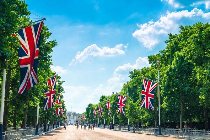 Buckingham Palace and Windsor Castle Self-Guided Tour with Coach - St. George’s Chapel is the quiet highlight