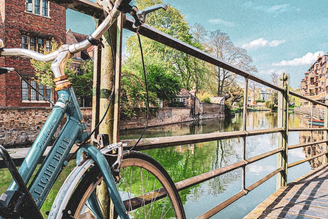 Cambridge Riverside Walk From Queen’s College to Trinity College - Queen’s green space and student life