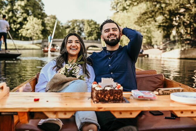 Cambridge - Shared Punting Tour - Guides who make the ride work