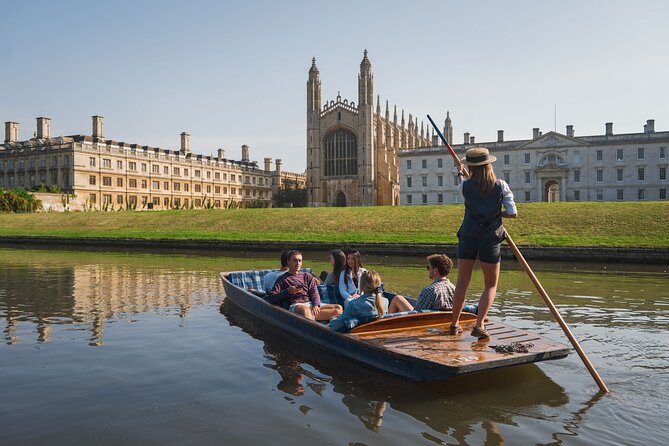 Cambridge University Colleges Guided Punting Tour - Music, pubs, and the first bridge