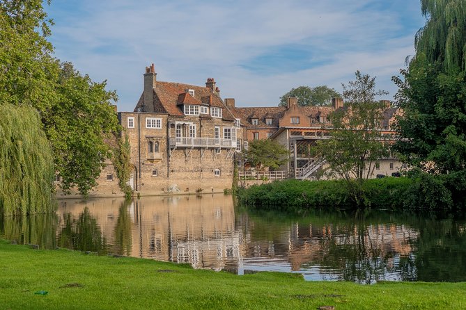 Cambridge University Colleges Guided Punting Tour - Trinity Hall, old foundations and a modern library