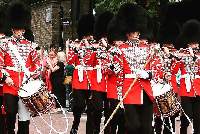 Changing of the Guard Guided Walking Tour in London - The Buckingham Palace finish