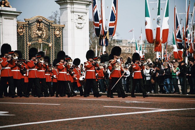 Changing of the Guard Guided Walking Tour Semi-Private 12ppl Max - Admiralty Arch and the route toward Whitehall