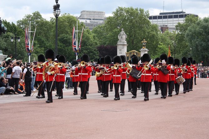 Changing of the Guard Guided Walking Tour Semi-Private 12ppl Max - How the guides shape the experience