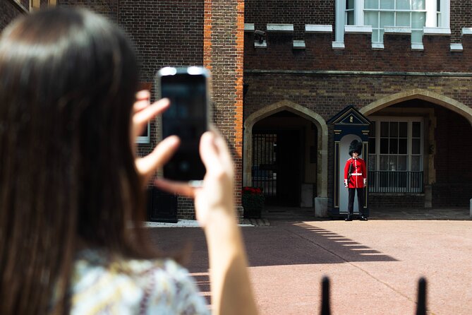 Changing of the Guard & Royal Food Tour with 15+ Tastings - Starting at Piccadilly Circus at 9:45