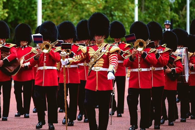 Changing of the Guard Walking Tour in London at Buckingham Palace - Why this tour makes the ceremony easier to understand