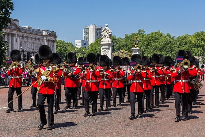 Changing of the Guard Walking Tour in London at Buckingham Palace - Stop one: Watching the Changing of the Guard