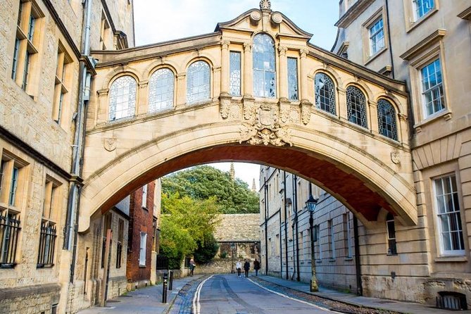 Discover Oxford and Cambridge with Guide from London by Coach - What the guide adds to the day