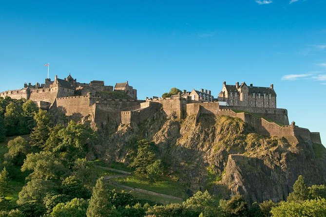 Edinburgh Rail Trip from London with Castle entry and Hop-on Hop-off bus - A long rail ride for a quick taste of Scotland