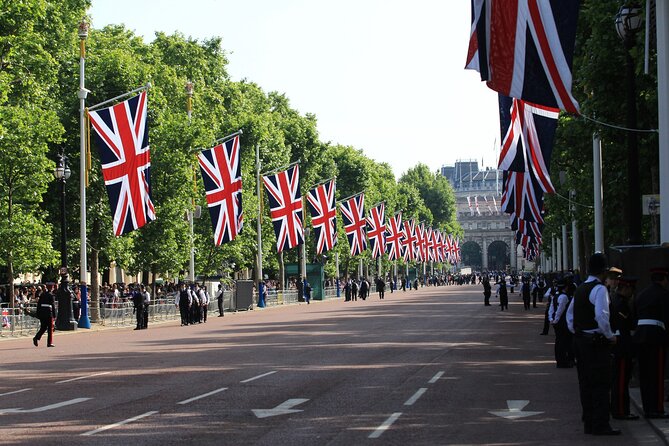 Full Day London Private Tour with Admissions to Iconic Landmarks - Trafalgar Square, Piccadilly, and the London Eye