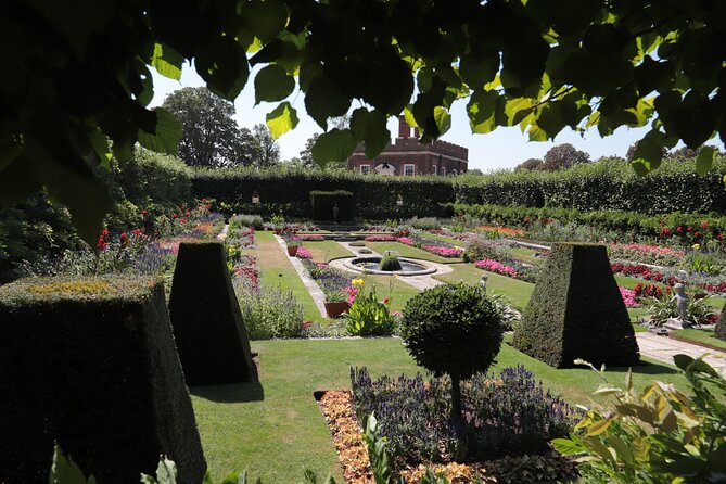 Hampton Court Guided Tour. Full day Access & High Tea - The gardens and palace pass add important value