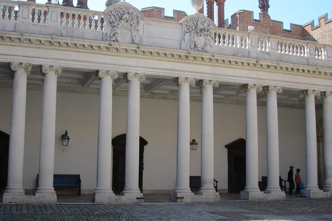 Hampton Court Palace 3hr tour: Henry VIII's & William III's intriguing Palaces - Henry VIII’s Great Hall and the Tudor court