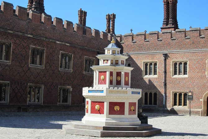 Hampton Court Palace 3hr tour: Henry VIII's & William III's intriguing Palaces - William III’s palace and a new style of royal power