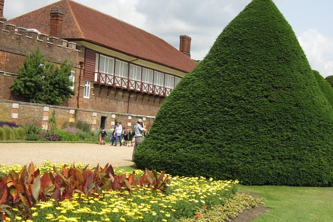 Hampton Court Palace 3hr tour: Henry VIII's & William III's intriguing Palaces - Georgian rooms and three dynasties side by side