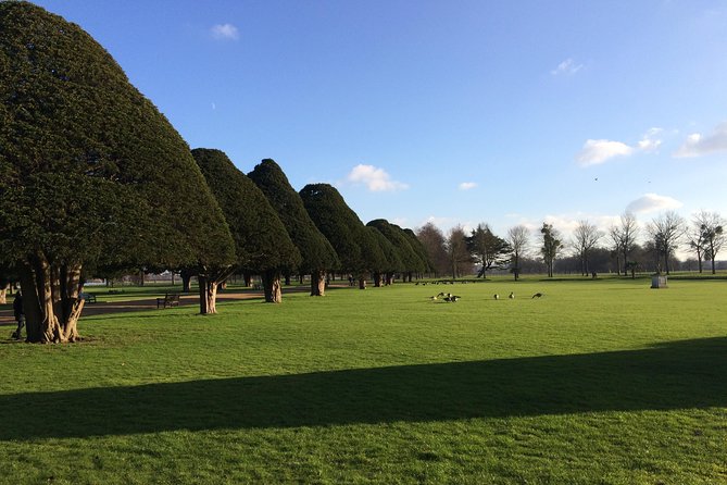 Hampton court palace private tour from London - The guides who shape the experience
