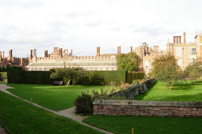 Hampton court palace private tour from London - Meeting at Waterloo or arranging a central London pickup