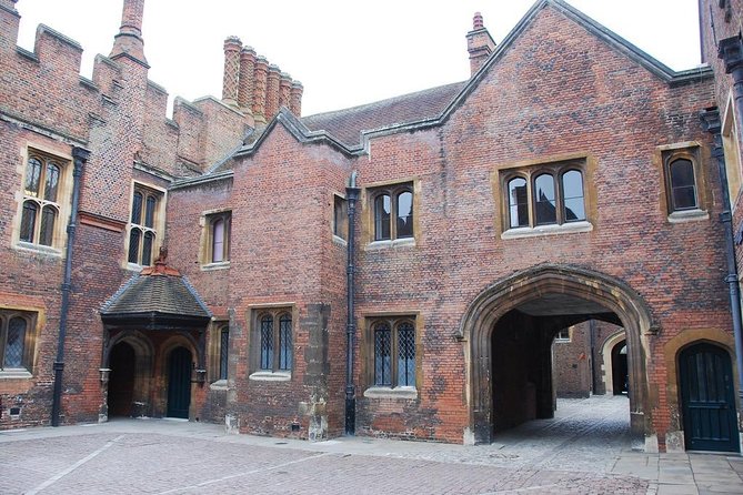 Hampton Court Palace Private Tour - Secrets of Henry VIII - Kitchens, court life, and the daily side of Tudor history