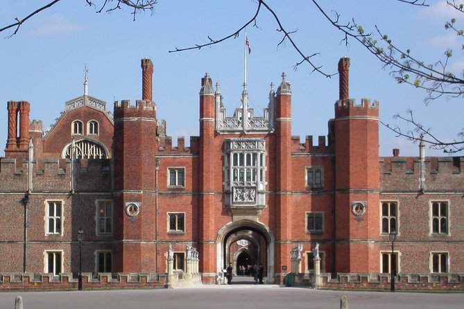 Hampton Court Palace Private Tour - Secrets of Henry VIII - Entering Hampton Court Palace with a private guide