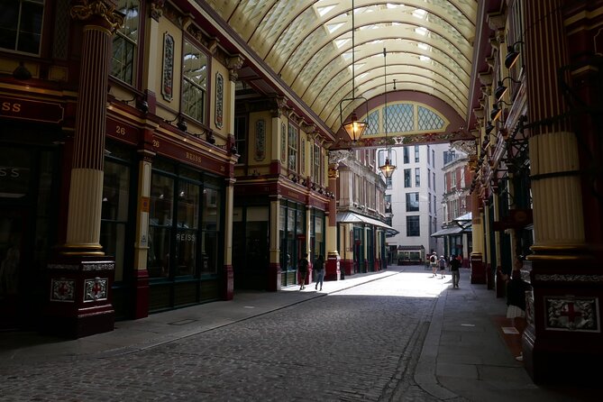 Highlights of Old London Town: Walking Tour of the Square Mile - Finding the City’s quiet churchyards and old street corners