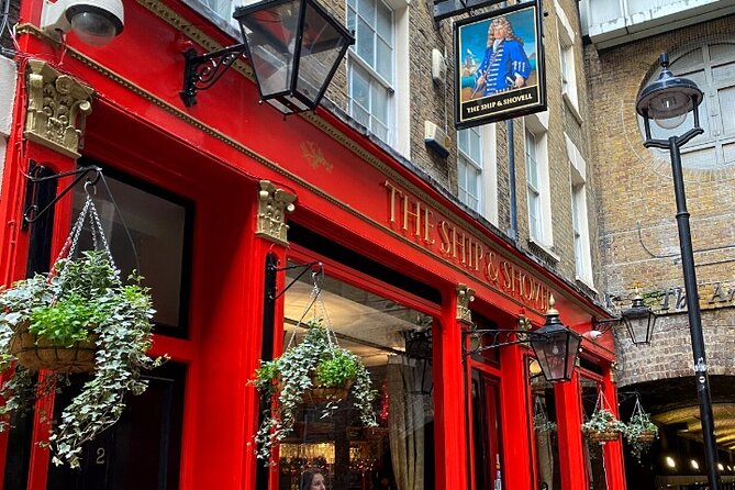 Historic Pub Walking Tour of London - Pub three: the historic centerpiece