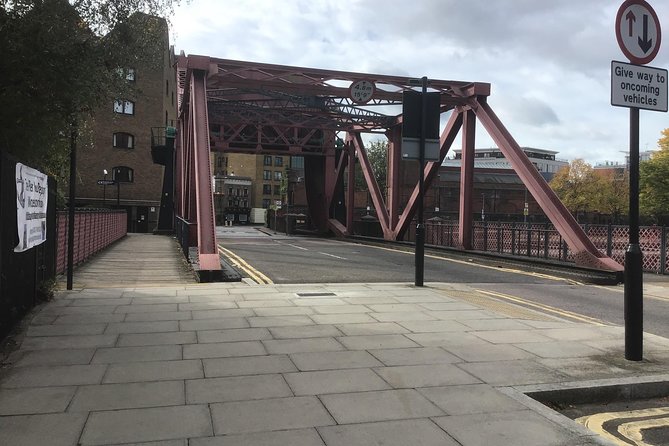 Historic walk of East Londons Wapping Docks and its famous Pubs - From Canary Wharf towers to old dock walls