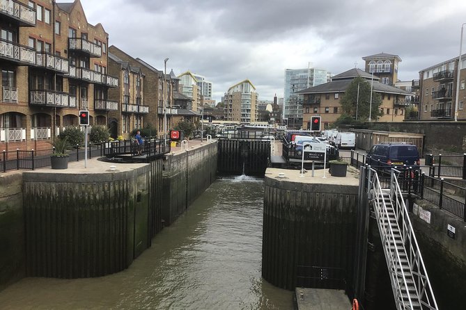 Historic walk of East Londons Wapping Docks and its famous Pubs - Pirates, Captain Cook, and the old stairs