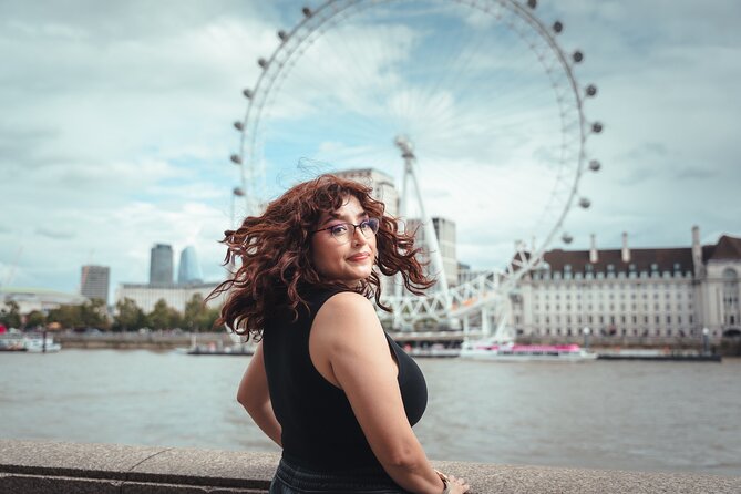 Iconic London Portraits Tour with Expert Local Photographer - Posing help for camera-shy people