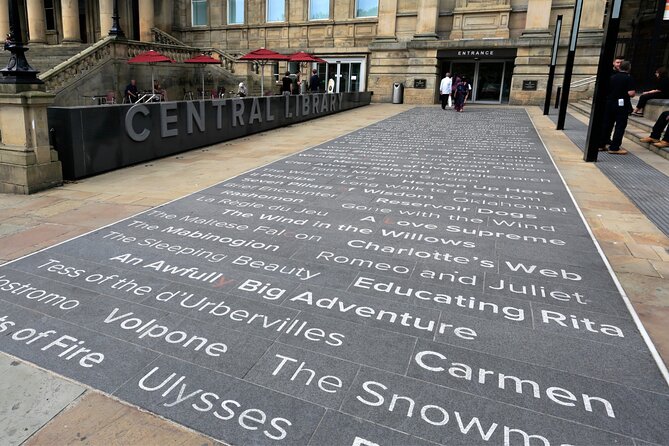 Liverpool Film and Music - 2 hour Private Walking Tour - A smart route from the Beatles Statue to St George’s Hall