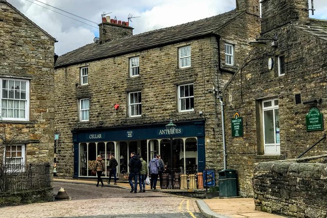LIVERPOOL: Yorkshire Adventure - Sightseeing Day Trip Tour - Limestone views from the bus