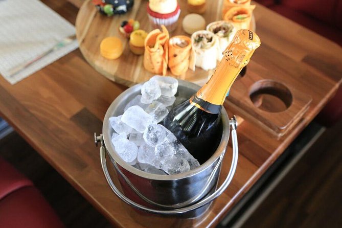 London Afternoon Tea Bus with Panoramic Tour - Drinks, Prosecco, and the small details