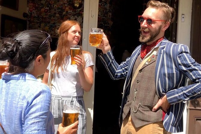 London Bike Tour: Landmarks, Secret Gems, Pub Stop & Street Art - A 15-minute stop at the Lamb & Flag