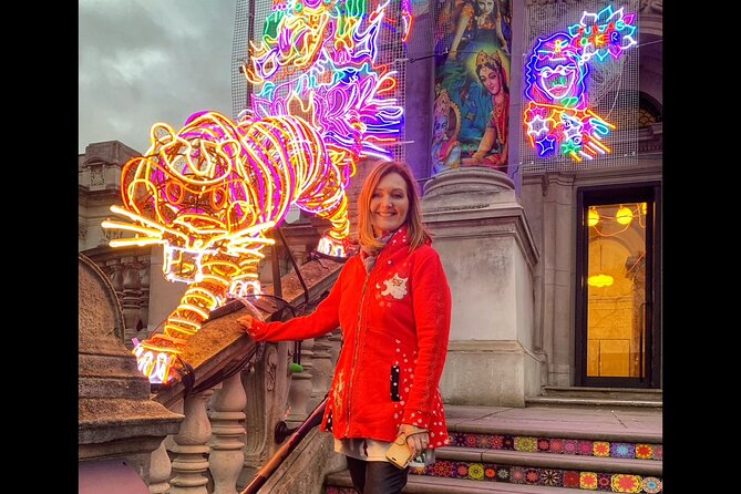 London Christmas Lights Guided Tour by Cab - Westminster after dark: Buckingham Palace, Parliament, and Big Ben