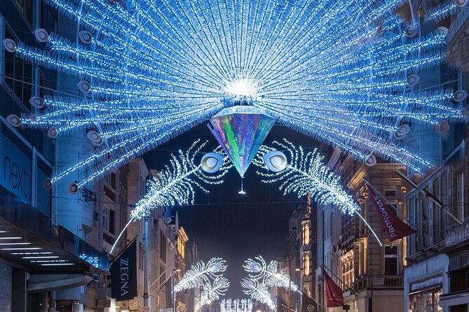 London Exclusive Christmas Lights Guided Tour by Black Cab - Hamleys keeps children interested