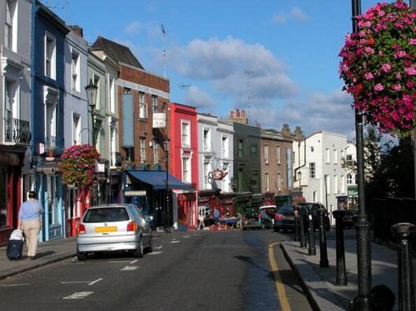 London Private Walking Tour: Notting Hill, Highlights & Markets - A cross-town introduction to London