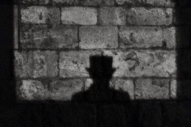 London's Ghosts & Gruesome Past Nighttime Walking Tour - Charterhouse Square and the plague pits below