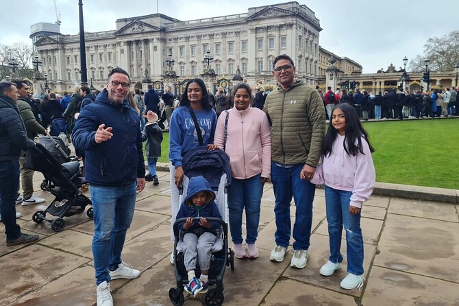 London Sightseeing Private Black Cab Tour with Hotel Pick Up - Buckingham Palace and London’s royal pageantry